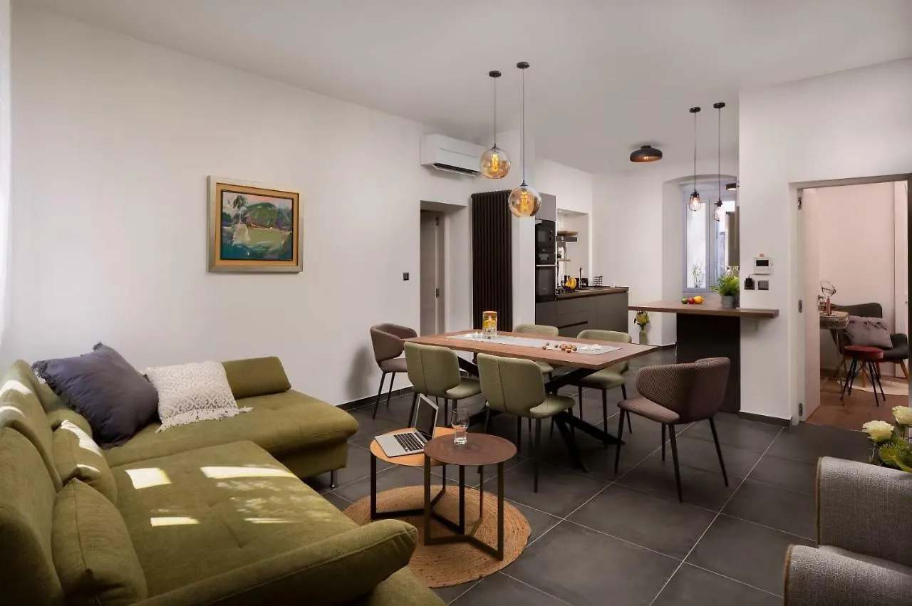 Apartment Altana With Free Parking プーラ